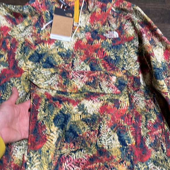 Brand new and perfect for Spring, The North Face camo leaf print anorak. - Picture 3 of 10